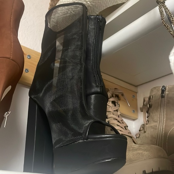 Size 6.5 boots - Picture 3 of 4